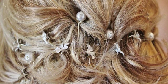 Brautfrisur mit Haaraccessoir