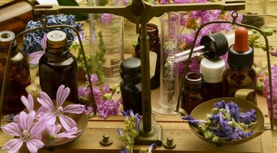 Duftstoffe für Parfum in Apothekerwaage