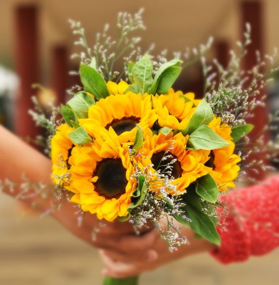 Sonnenblumen und Schleierkraut im Brautstrauß