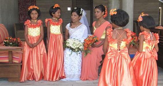Braut mit Blumenmädchen