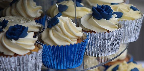 Cupcakes für die Hochzeit in blau