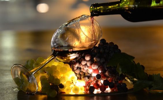 Weinberg mit Tisch und Weingläsern