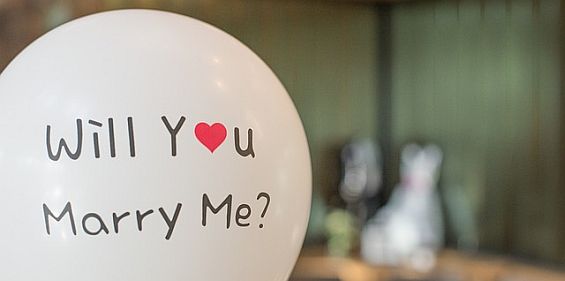 Hochzeitsantrag auf Luftballon