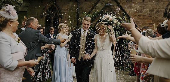 Gratulationen zur Hochzeit entgegennehmen