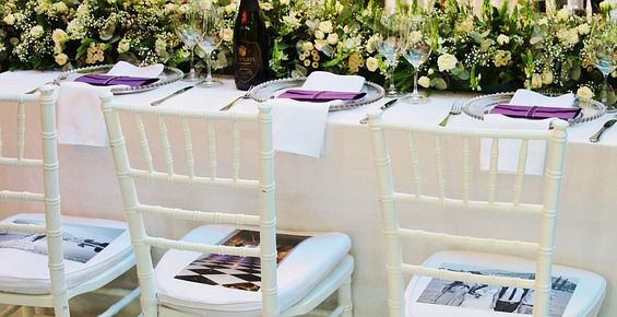 Wer sitzt wo an der Hochzeitstafel?