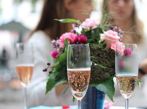 Rosa Champagner und Brautstrauß