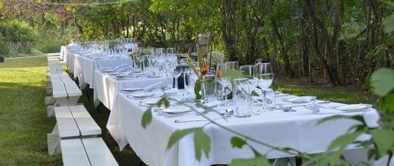 Hochzeitstafel auf der Gartenhochzeit