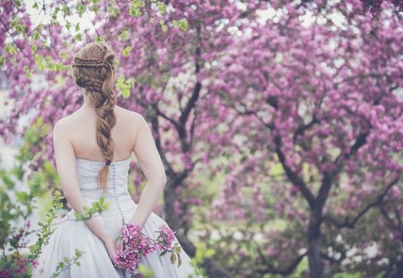 Hochzeit in einem blühenden Garten