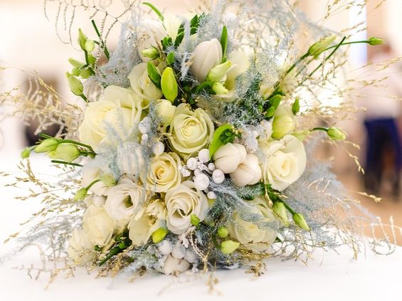 Blumendeko für die Winterhochzeit